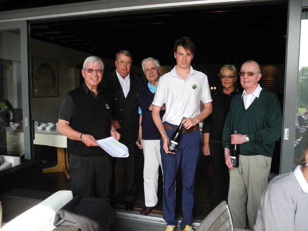 Die Bruttosieger des "Turniers mit den Clubmannschaften“ mit Sponsoren und Vorstand (v.l.): Hans Günther Lümmen, Dr. Georg Peter Kränzlin, Dr. Fred Roggenkämper, Robert Wibbels, Ruth Lümmen und Walter Willms