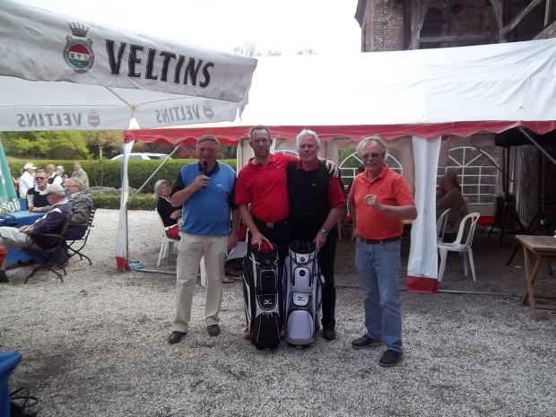 Zwei neue Bags für das siegreiche Team Jacob van der Zee und Walter Gerleit, links außen Organisator Ernst Friedrich, rechts außen Organisator Wolfgang Kremer 