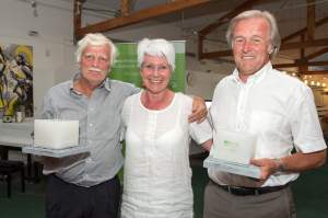 Die Gastgeberin in der Mitte, rechts und links die Bruttosieger: Heide Ecker-Rosendahl, Uli Vos (l) und Dieter Brei (alle Fotos Sportstiftung NRW)