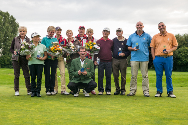 Mit Pokalen, Blumen und Preisen geehrt – die Clubmeister und Platzierten 2014 im Mühlenhof G&CC
