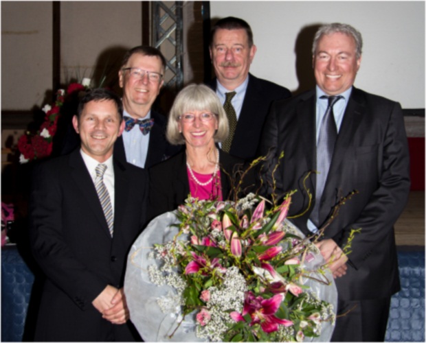Beifall und Blumen für den „alten Vorstand“: (v.l.): Ralf Saager (Spielführer), Dr. Karl-Inge Levin (ehem. Vizepräsident), Marianne Mussalati (ehemalige Präsidentin), Detlef von Uslar (Schriftführer) und Heribert Müller-Achterwinter (Schatzmeister)