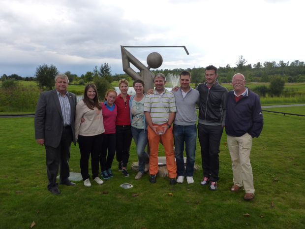 Die Clubmeister 2014 im GC Erftaue nebst Offiziellen trafen sich auf der Wiese vom dem symbolisierten Golfspieler (v.l.): GC Erftaue-Präsident Präsident Hermann-Josef Krawinkel, Christina Frisch (4.Brutto und Netto-Siegerin), Anna Lina Otten (3. Brutto), Vizemeisterin Anja Schütte, Clubmeisterin Gabi Dietrich, Peter Scheel (3. Brutto), Clubmeister Martin Offergeld, Vizemeister Marc Schmitz und Spielführer Lambert Brosch; der Netto-Sieger Marcelino Kraus fehlt auf diesem Foto