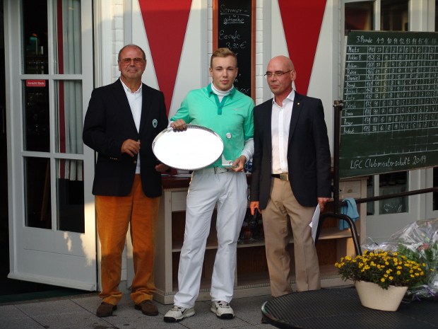 Clubmeister Mats Iwand mit Präsident Josef Müller (l) und Sportwart Günther Lassl 