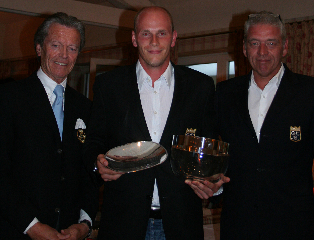 Clubmeister Claas-Eric Borges mit Pokal und Silberschale, es freuen sich mit ihm Clubpräsident Manfred Tiegelkamp (l) und Manager Jochem Schumacher