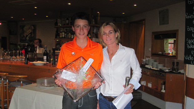 Gratulation durch Rebecca Steinbeck an den Clubmeister im GC Duvenhof, Tobias Mann