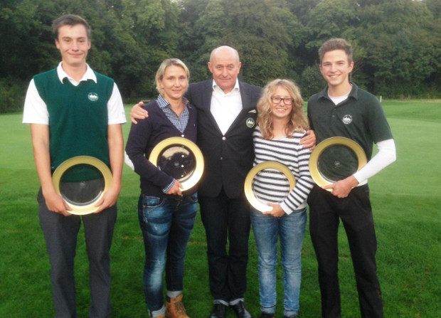 Mit Präsident und Preisen - die Clubmeister 2014 im GC Wasserburg Anholt (v.l.): Maik Lentfort (Clubmeister Herren), Carmen Tersteegen (Clubmeisterin Damen), Heinrich Fritz Stellmach (Präsident), Karolina Swiatlowski (Clubmeisterin weibl. Jugend), Jeroen Kleinsman (Clubeister männl. Jugend)