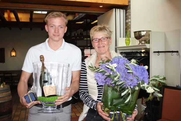 Mit Pokal, mit Blumen und mit noch mehr: Die Clubmeister 2014 im G&CC Velderhof: Sandra Michel und Lukas Florack