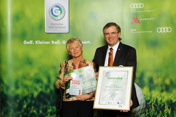 Mit sichtlichem Stolz präsentiert Klaudia Müller die Urkunden, die ihr vom Hans-Joachim Nothelfer, dem Präsidenten des Deutschen Golf-Verbandes , in Frankfurt überreicht wurden. (Foto: DGV/Herlich)