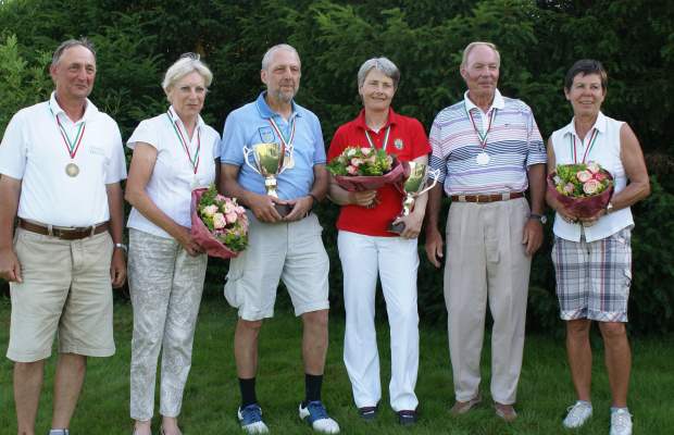 Am Ende einer gelungenen Meisterschaft gab’s Blumen, Medaillen und Pokale (v.l.): Jörg Hons (Platz 3), Karin Gumpert (Vizemeisterin), Waldemar Krüger (NRW-Meister), Gisela Wegmann (NRW-Meisterin), Hans-Jürgen Ecklebe (Vizemeister) und Elke Neumann-Drope (Platz 3).