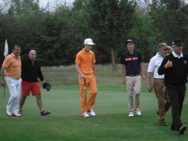 Der letzte Flight verlässt das Grün (v.l.):  Clubmeister Ramazan Demir  mit Caddy Ralf Reitz, Benedikt Polders (4. Platz) mit Caddy Niklas Kohl sowie Caddy Dieter Schneppenheim und Heinz Heekerens (Platz 3)