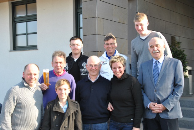 Die Sieger und Platzierten des Ostermontag-Turniers; Obere Reihe (v.l.): Robin Kampf, Markus Zander und  Niklas Jacobi; mittlere Reihe (v.l.): Andreas Kappen, Heinrich Erkes, Manuela Zug und Präsident Prof. Dr. Peter Stadler; untere Reihe (v.l.):  Jörg Caspar und Maximilian Czieso