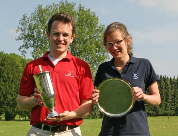 Strahlende Sieger: Henriette Weber (Preis von Baldeney) und Maximilian Nellessen (Diehl-Pokal). Beide Preise waren im Netto-Bereich über insgesamt 36 Löcher ausgeschrieben. Henriette Weber siegte mit insgesamt 73 (44+29) Stableford-Punkten vor ihrer Mutter Petra Heinrichs-Weber (70/39+31), während Maximilian Nellessen mit insgesamt 128 Nettoschlägen gewann vor Bernd Brandau und Bernd Wensing (je 135 Nettoschläge). Brutto-Bester beim Preis von Baldeney war Hendrik Nowak mit 30 Punkten, den Diehl-Pokal entschied im Bruttobereich Dr. Matthias Klein mit 146 Schlägen zu seinen Gunsten.