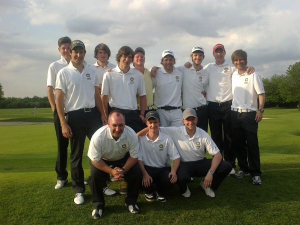 Eine von 15 Teams im GC Grevenmühle: Die Clubmannschaft, ganz rechts außen stehend Head Pro Arnd Breuer