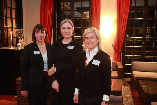 Ein starkes Trio (v.l.): Karin-Brigitte Göbel, Vorstand Sparkasse Düsseldorf und Schirmherrin von TWIN, Marion Ackermann, Vorstand Stiftung Kunstsammlung NRW und Susanne Schmitz-Abshagen, Inhaberin Kosaido International Golf Club Düsseldorf, TWIN Gründungsmitglied und Gastgeberin der Veranstaltung