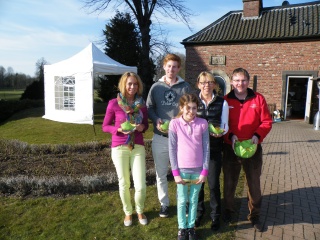 Die ersten Sieger beim Osterturnier im GC Schloss Myllendonk (v.l.): Heike Hilpisch (Nettoklasse C), Philipp Nonnenmühlen (Netto B, longest drive und nearest to the pin), Leila Lieselotte Can (nearest to the pin), Danuta Schmitz (Netto A) und Arndt Magnus (Brutto). Foto: Ralf Maibaum