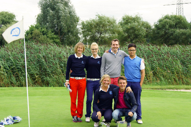 Die Sieger auf der „18“ – vorne die beiden Clubmeister Anna Bautista und Lino Capurro, hinten (v.l.): Nicol Elshoff, Saskia Giesen, Nils Serfort und Alexander Kendzierski
