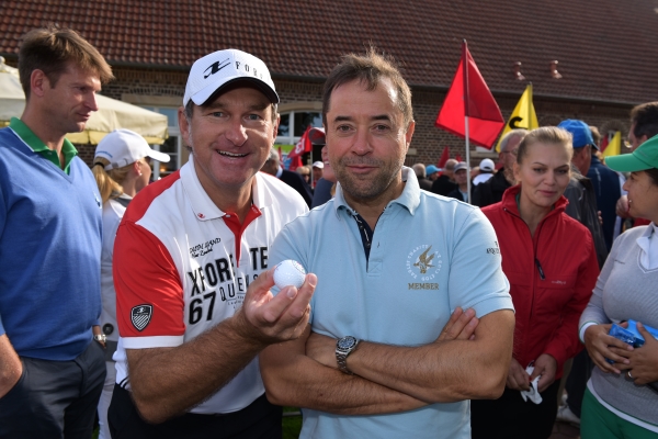 Der (v.l.) Promireporter Thomas Gerres, das Spielobjekt, der Schau- und Golfspieler Jan Josef Liefers sowie Gattin Anna Loos