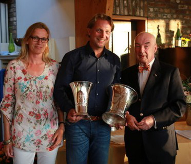 G&CC Velderhof-Präsident Gerrit Gründgens (r) gratuliert den beiden Bruttosiegern Susanne Schluckebier und Stephan Schloo