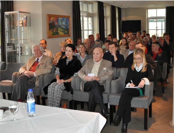 Die Prominenz in der ersten Reihe (v.l.): Baron Adrian von Steengracht, Ehrenpräsident,  Hedy van Gelder, Sander van Gelder, Präsident Europe’s Finest, und Clubmanagerin Claudia Heine.