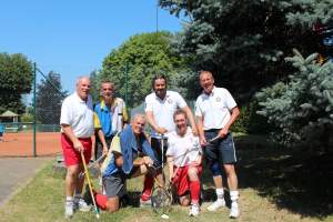 Das ist der Beweis: mit Golf-, Hockey- und Tennisschlägern „am Werk“, stehend (v.l.): Klaus-Jürgen Dittmer (Pitchers ETuF Essen), Arndt Althaus (Bully Bären Köln), Björn Merse und Single-Handicapper Dr. Peter Rayermann (beide Triple Talent Team Düsseldorf); kniend: Olympiasieger Dr. Eduard Thelen (Bully Bären Köln) und Harald Fischer (Pitchers Etuf Essen)