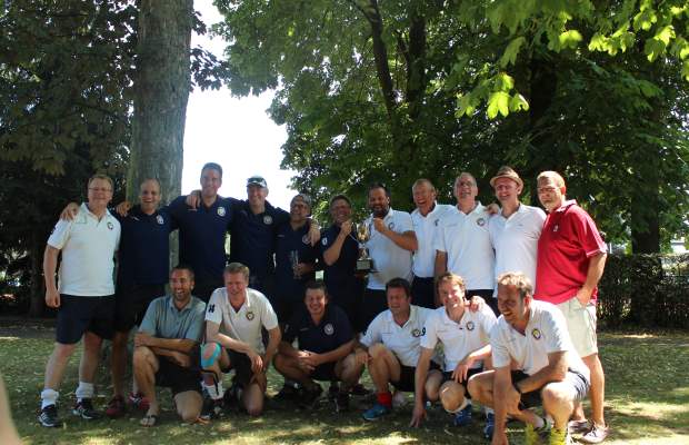 So sehen Sieger aus: Das Triple Talent Team aus Düsseldorf mit (stehend v.l.): Robert Kramer, Dr. Karsten Gadow, Lars Meckenstock, Gerald Böse, Tom Bauer, Andreas Klösel, Björn Merse, Dr. Peter Rayermann, Andreas Rutz, Dr. Oliver Peters und Dr. Stephan Schauseil; kniend (v.l.): Tobias Kadorff, Ingolf Roger Rayermann, Peter End, Holger Muth, Martin Landtau und Jan Mahler