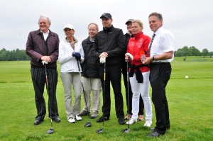 Gute Stimmung bei der Prominenz des Heartbreaker-Benefiz-Golfturniers „Heart Open“ vor dem ersten Abschlag (Fotograf: Hermann Bliesener)