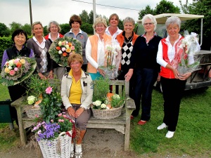 Bei dem von „Blumen Hieke“ gesponserten Damengolfturnier im GC Am Katzberg waren  logischerweise „Blumen Trumpf“ bei den Siegerinnen und Platzierten.  Den wohl größten und schönsten „Topf“ sicherte sich Bruttosiegerin Dorit Honert, die vor Myong-Sook Schroten und Karin Klück-Neukirch gewann. Die Nettowertung der Klasse A (bis Handicap 22,4) sicherte sich Dr. Birgit Wannhoff mit das Handicap verbessernden 37 Punkten, auch Inge Rabe (Nettoklasse B/22,5 bis 27,4) konnte als Siegerin mit 39 Punkten ihr Handicap positiv verändern ebenso wie Petra Straub in der Klasse C (ab 27,5), die als Beste 37 Punkte erspielte.