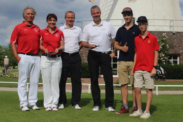 Die Sieger der Vierer-Clubmeisterschaft im G&CC Elfrather Mühle (v.l.): Otto Hans (1. Brutto), Gudrun Sonnenschein (1. Brutto), Oliver Klein, Jörn Caplan  (2. Brutto) sowie Alexander und Nicolas Fink (Sieger Nettowertung).