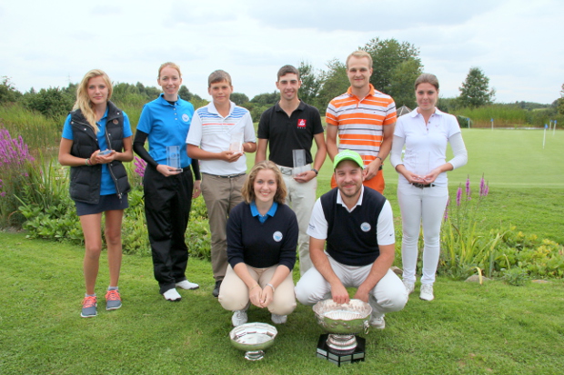 Die Brutto- und Nettosieger 2013 im GC Hösel; vorne  hockend Isabel Gadea und Niklas Kemper.