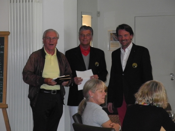 DGC-Präsident Jörg Penner (r) und Spielführer Joachim Guden (m) gratulieren dem Sieger der Netto-Klasse A, Michael Ronge