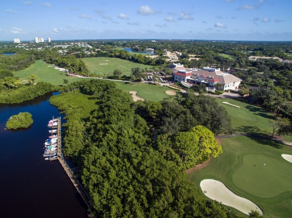 Pelican's Net Golf Club: Driving-Range, Clubhaus und Bahn "18"