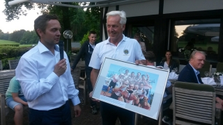 Martin Sauer (l) überreicht ein Fotopräsent an den Club-Präsidenten Bernhard Wanders