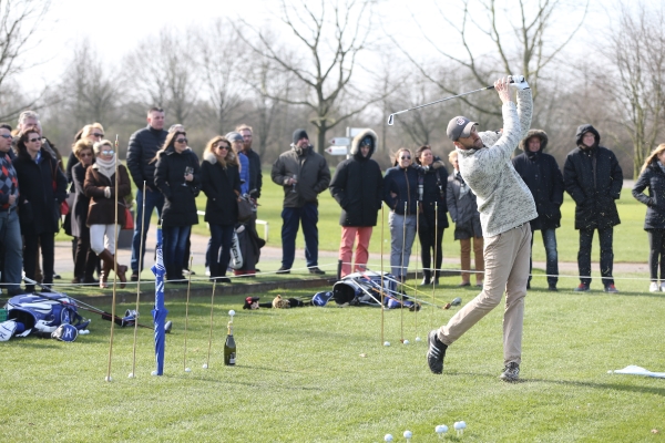 Großes Interesse auf der Driving-Range bei der Trickgolfshow von Patrick NIederdrenk