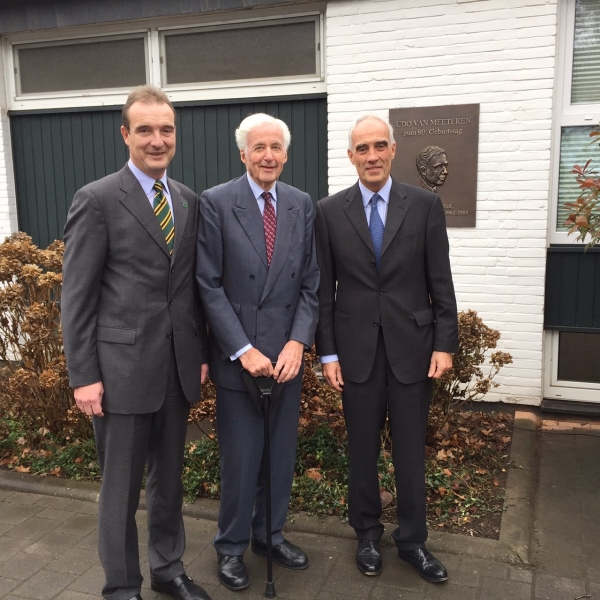 Ein Bronzerelief zu Ehren von Udo van Meeteren (Mitte) zum 90. Geburtstag; es gratulierten GC Hubbelrath-Präsident Dr. Olaf Huth (r) und "Vize" Reinhard Schulz