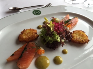 InternetkleinRaffeIlbergHausgebeizter Lachs mit Salatbouquet, SEnf-Dill Creme und kleinen Kartoffelpuffern