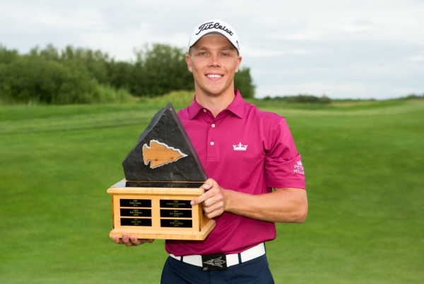 Sichtlich stolz präsentiert Max Rottluff (GC Hubbelrath) seine Siegertrophäe (Foto: PGA Tour)