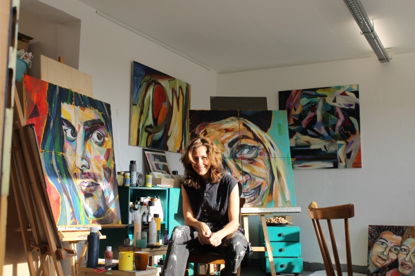 Tana Reibeiro in ihrem Atelier bei der Arbeit