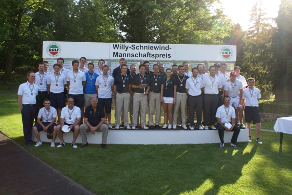 Das Siegertreppchen 2015 im Essener GC Haus Oefte: links Platz 3 für den Marienburger GC, rechts Platz 2 für den GC Wasserburg Anholt und die Mitte für das Siegerteam vom GC Hubbelrath 