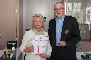 Klaudia Müller mit den Urkunden „Landessieger Zukunft Jugend“ und „Bundessieger Zukunft Jugend“ – neben ihr Erhard Wetterich, Vizepräsident des GV NRW (Foto: ©Hans-Georg Blümer) 