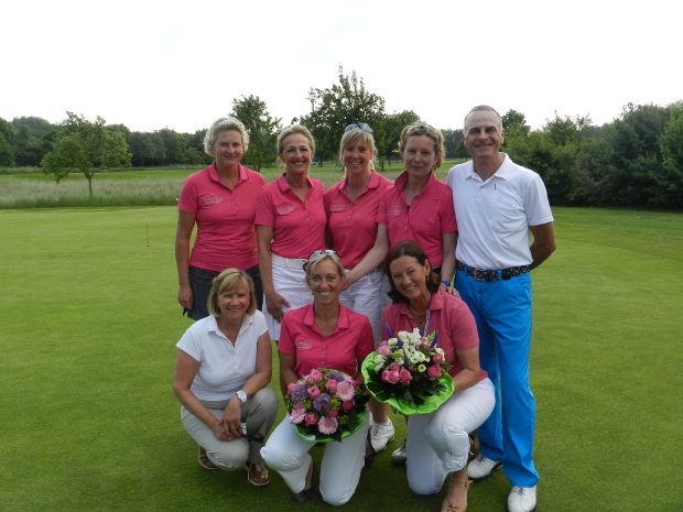 Am letzten Spieltag der NRW-Jungseniorinnen-Mannschaftsmeisterschaft gelang diesem Team des GC Op de Niep der Aufstieg in die 4. Liga.: stehend v.l.): Brigitte Brauers, Yvonne Meijer, Beate Döpp, Bettina Kammler und Trainer Bob Lamb; vorne (v.l.): Karin Borchardt, Tanja Nowak und Christa Heidrich. Als Tabellenzweiter zum letzten Spiel in den Europäischen GC Elmpter Wald gefahren, reichte es, sich vor der Mannschaft des GC Schloss Haag auf Platz 2, der zum Aufstieg berechtigte, zu positionieren. 