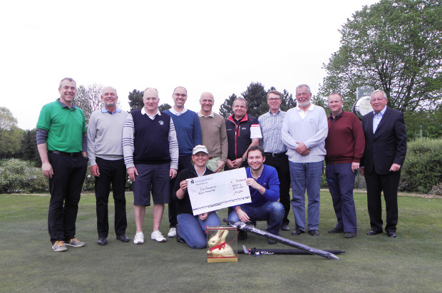 Die Sieger und Platzierten des Benefiz-Turniers im G&LC Schmitzhof (stehend v.l.): Jörg Tophoven, Thomas Riegel, Kristof Ital, Markus Loibl, Jochem Schrötgens, Ralf Buchholz, Jan-Gerd Martens, Dr. Ekkehart Walter, Michael Kunze und Präsident Willi Wolters. Vorne sitzend präsentieren Kerstin Heisters und Philipp Buhl stolz den symbolischen Scheck zugunsten der Deutschen Krebshilfe.