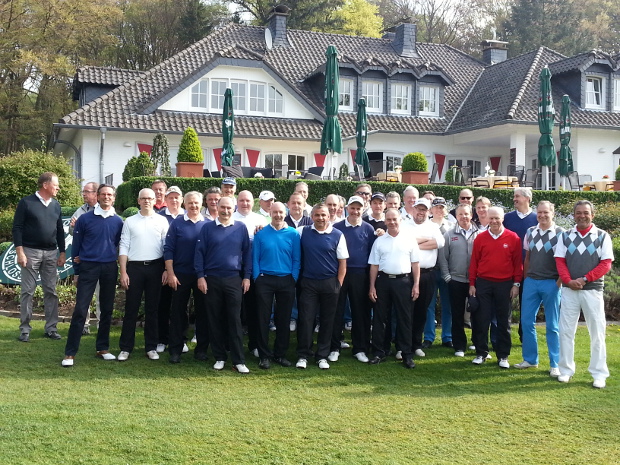 Die Jungsenioren-Teams vom LGC Schloss Moyland und  GC Wasserburg Anholt vor der Terrasse des LGC Schloss Moyland