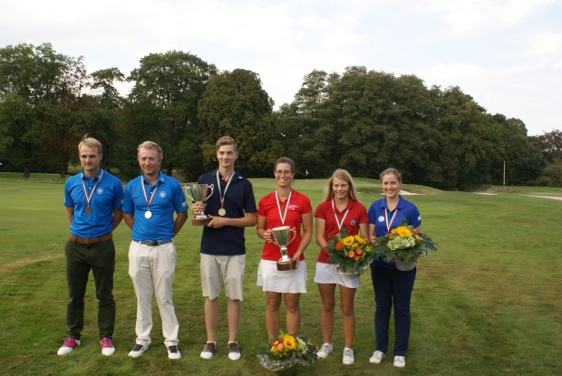 Die Meisterschaft ist entschieden – mit Medaillen, Blumen und Pokalen für dieses Sextett (v.l.): Ulrich Max Holschbach (Platz 3), Vizemeister Moritz Hausweiler, NRW-Meister Tim Tillmanns, NRW-Meisterin Asta Birna Magnusdottir, Vizemeisterin Isabel Gadea und Sophie Witt (Platz 3)