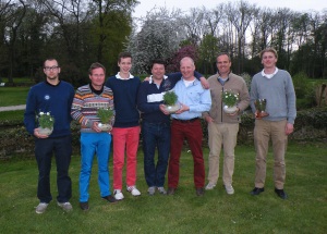 In Gedenken an den ersten Club-Präsidenten (1965 bis 1979) im GC Schloss Myllendonk, Alfred Otten, wird alljährlich der Otten-Pokal ausgespielt, zum einen für die Besten als Zählspiel-Turnier über 36 Löcher, zum anderen als normales Stableford-Turnier über nur 18 Löcher. Den wertigen Wanderpreis für das beste Brutto-Ergebnis holte sich Hendrik Hübner mit insgesamt 166 (86+80) Schlägen, Platz zwei ging an Lukas Löhmer (167/83+84). Den Netto-Preis gewann Christoph Reiners mit 141 (67+74) Netto-Schlägen. In der Konkurrenz über 18 Löcher siegten in der Klasse A (bis Handicap 15,6) Silvio Perlbach nach Stechen, Christoph Brandts wurde mit gleichfalls 36 Punkten Zweiter. In Klasse B (ab 15,7) siegte Dr. Christoph Walter mit 49 Punkten vor Christoph Kreuzer (46). Klaus Klüttermann, einer der besten Spieler unseres Clubs mit großen Verdiensten in der Clubmannschaft der 90-er Jahre und Enkel von Alfred Otten, übernahm die Ehrung der Sieger. (PG)