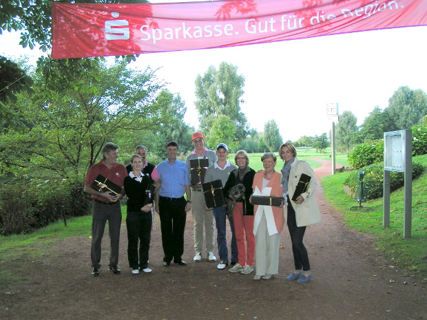 Reichlich beschenkt wurden die Sieger beim Sparkassen Cup im GC Duvenhof (v.l.) : Bernd Bussenius, Anja Pissarczyk, Thomas van de Ven, GC Duvenhof-Vizepräsident Michael Keith, Moritz Hesemann, Max Querling, Margita Jägers, Mechthild Keith und Rebecca Steinbeck