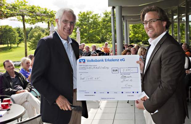 Mit sichtbarem Stolz überreicht GC Wildenrath-Präsident Prof. Dr. Jochen Hilden den Scheck über € 2 555,00 an Marc Hölzle, den Vertreter des Fördervereins „Tobi e.V.“