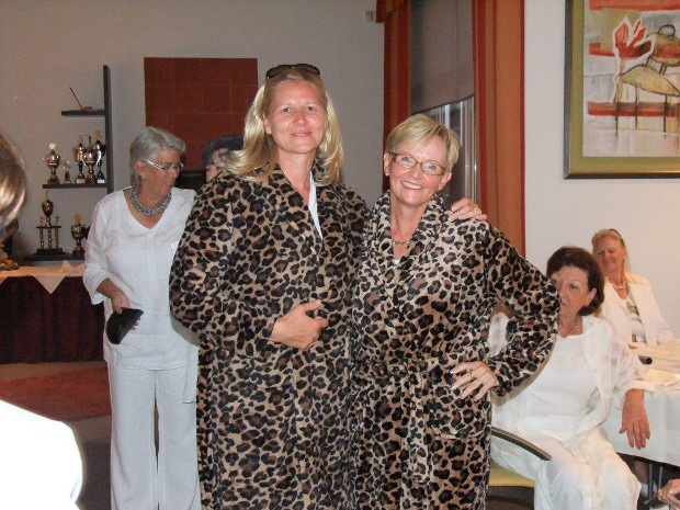 Irene Weinmann (r) und Christiane Dresen – die Siegerinnen beim „Ladies in White-Turnier“ im GC Clostermanns Hof