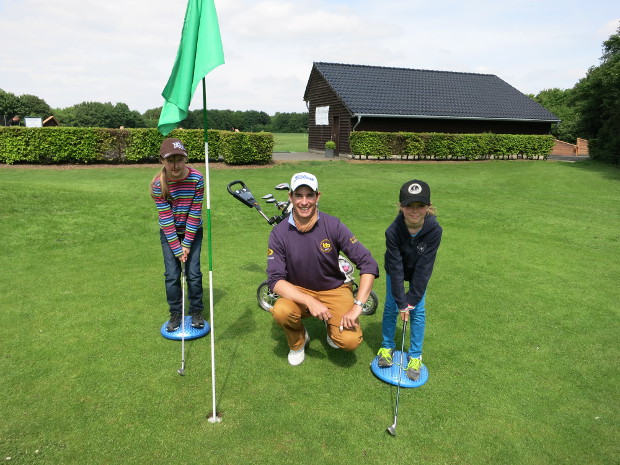 Unter der Anleitung von Golflehrer Bastian Bartels sind die Kinder mit Feuereifer bei der Sache.