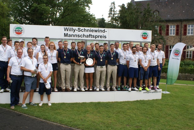 Die Medaillenteams beim Willy Schniewind Mannschaftspreis 2016 im Essener GC Haus Oefte : links in weißen Shirts Platz 2 für den Marienburger GC, in der Mitte das Siegerteam des GC Hubbelrath, rechts der Drittplatzierte GC Hösel