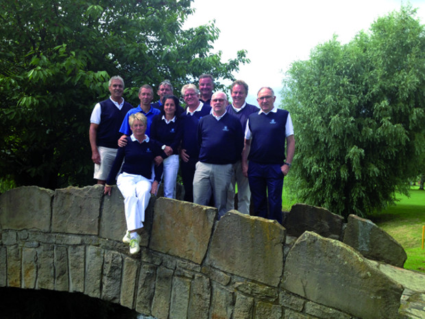 Gefährliche Location – aber wo posiert man nicht alles nach einem Aufstieg! Das erfolgreiche DMM-Team des Mülheimer GC (v.l.): Stephan König, Uwe Müller, Klaudia Müller, Wolfgang Fuchs, Angie Maneke, Dietmar Zell, Ralf Brügmann, Klaus Witthaus, Detlef Knoop und Jürgen Serfort
